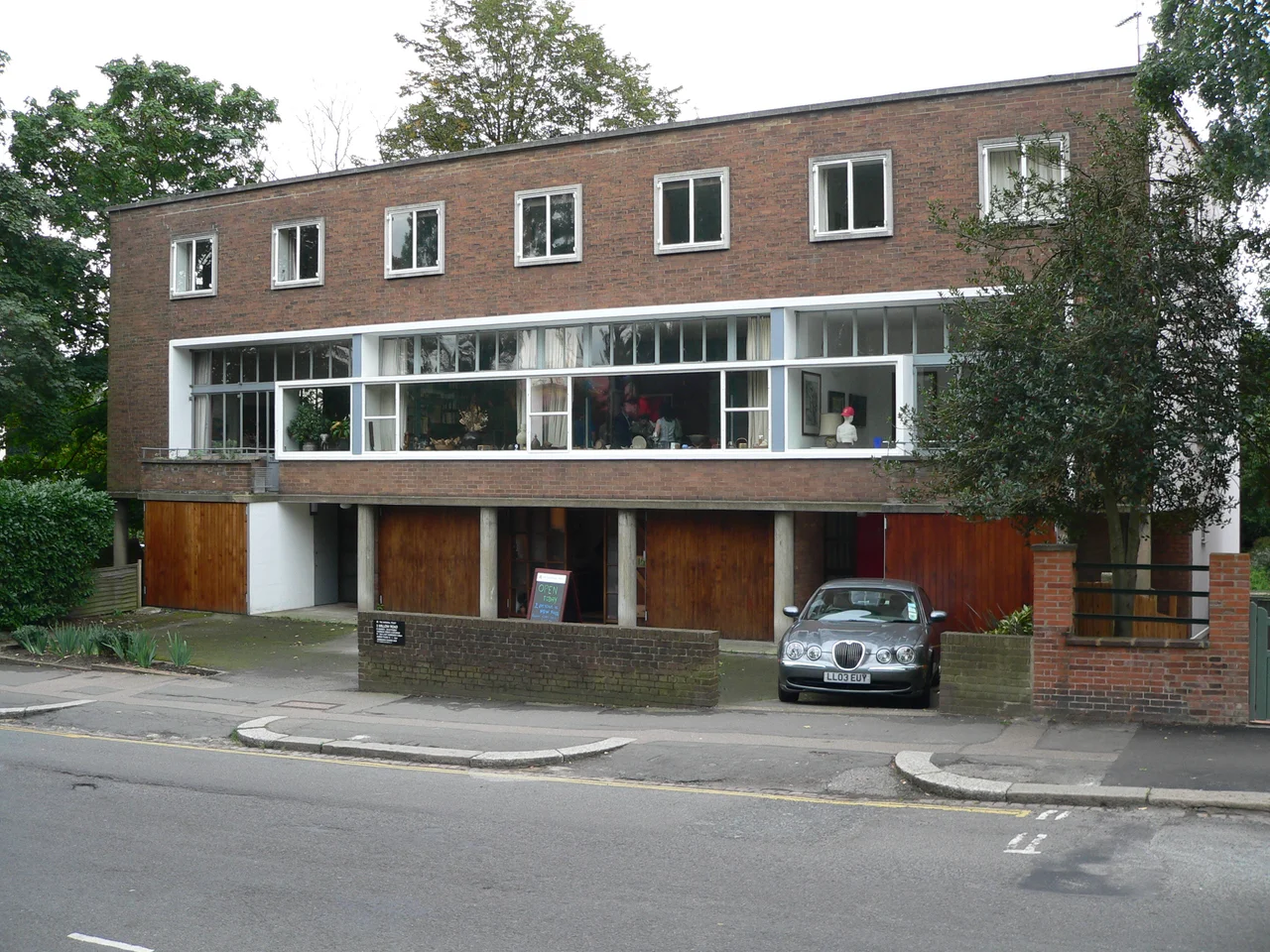 2 Willow Road, Hampstead, London, UK. Example of 1930s Modernist architecture. Photo taken 24th September 2005 by myself using Panasonic FZ20 camera. Adjusted a little for dynamic range (cloudy day so still dull).
