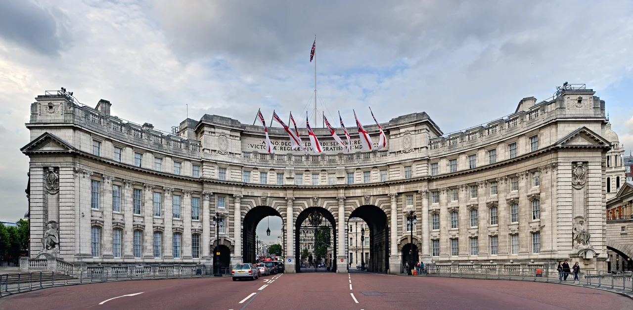 A 4 segment exposure blended image of Admiralty Arch in London, England, as viewed from the Mall facing north-east. Latin inscription:  "Anno decimo Edwardi Septimi Regis Victoriae Reginae cives gratissimi MDCCCCX". Literal translation: In the tenth year of King Edward VII to Queen Victoria very grateful citizens 1910. So the meaning is: In the tenth year of King Edward VII, to Queen Victoria, from most grateful citizens, 1910.