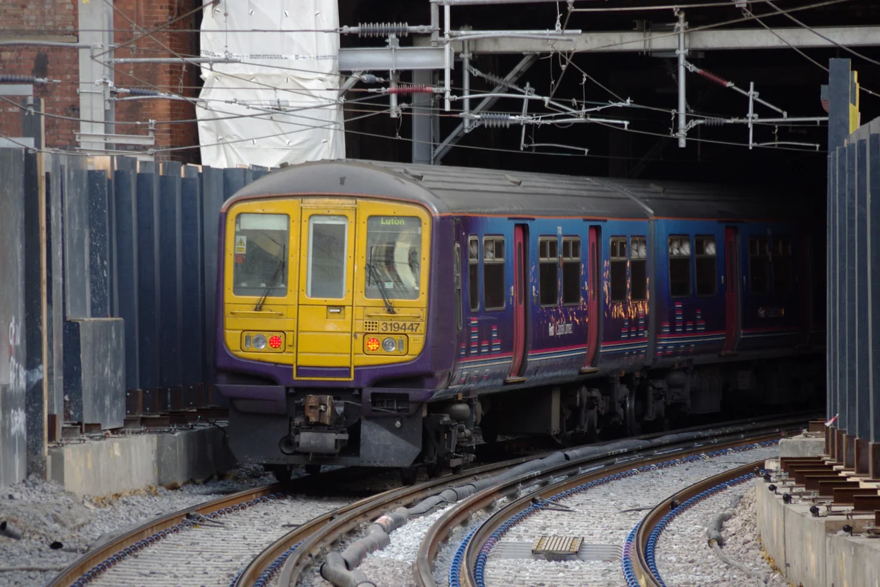 First Capital Connect EMU 319447 tails 319448 as it leaves Farringdon with a service from Luton to Sutton via Wimbledon.
On the left are the old tracks towards Moorgate, which were disconnected to allow the platforms at Farringdon to be lengthened.
