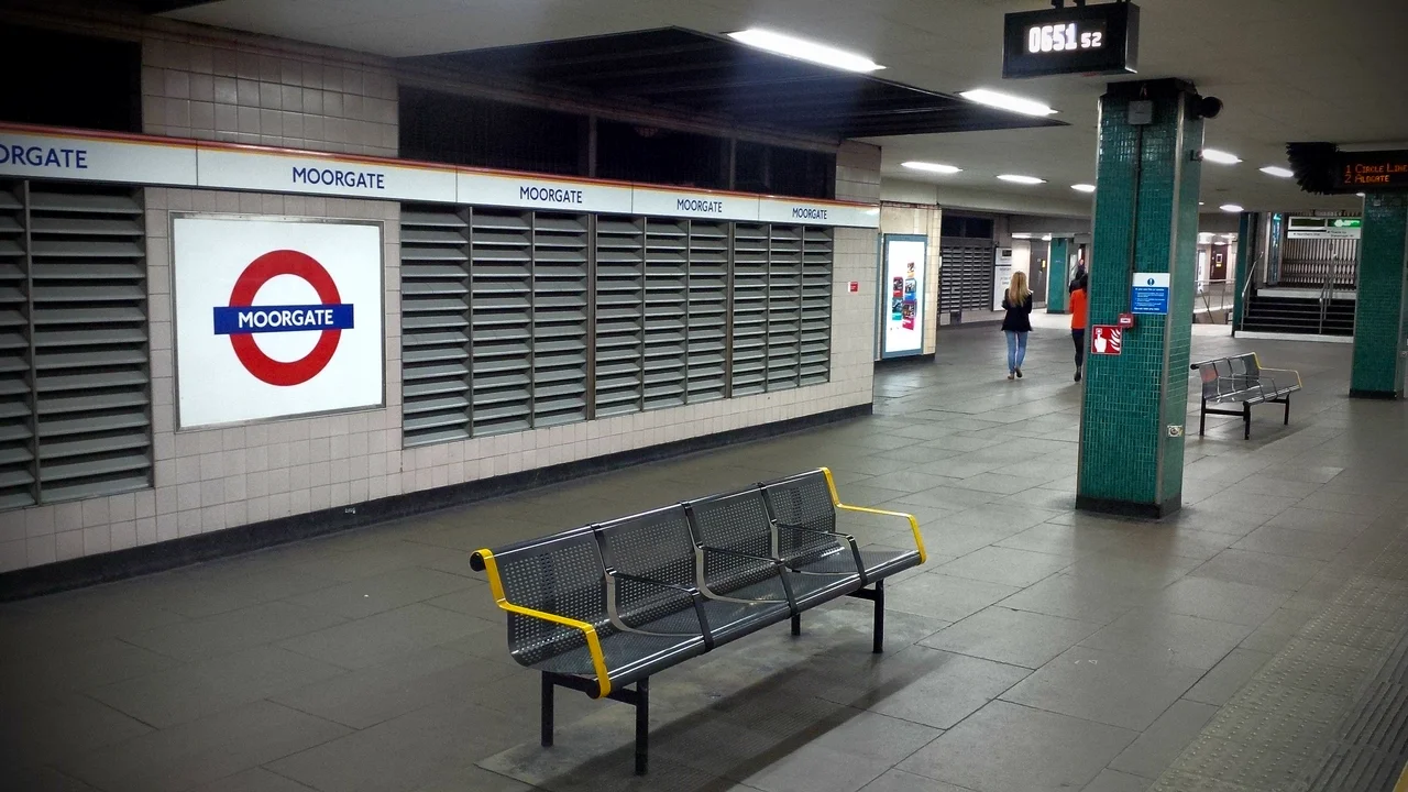 Interior of the Moorgate tube station, 2013