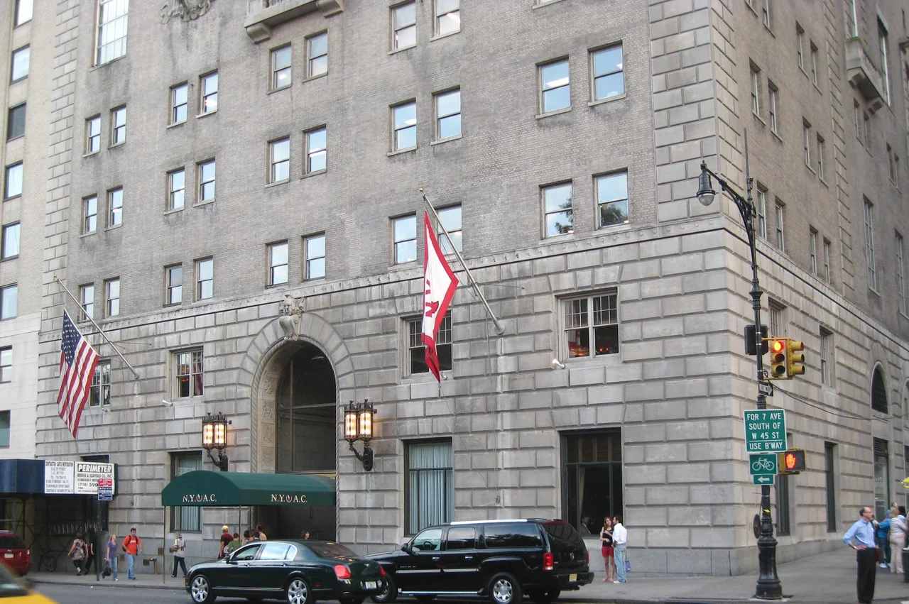 Looking south across 59th Street and 7th Avenue at en:New York Athletic Club shortly before sunset of a mostly clear day.
