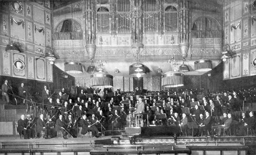 Sir it:Edward Elgar e la it:London Symphony Orchestra sul palcoscenico della it:Queen's Hall