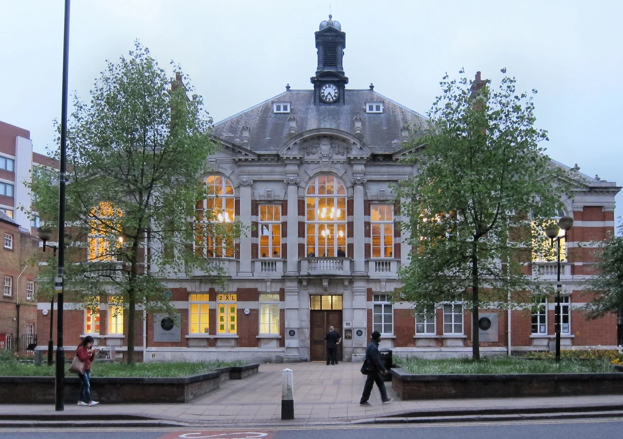 20 May 2013. Haringey Council has gradually turned its back on its buildings in Tottenham. including the former Tottenham Town Hall which it sold off.
But on several occasions a year we gather here and pretend. This evening was the Annual General Meeting of the Council and Mayor Making in the Moselle Room.
________________________________________
§ Aerial view of where this photo was taken.