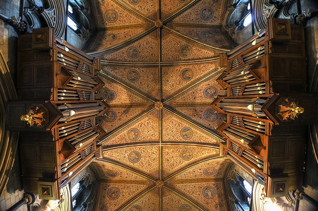 A photograph of the quire organ cases and the decorative ceiling of the quire in Worcester Cathedral.