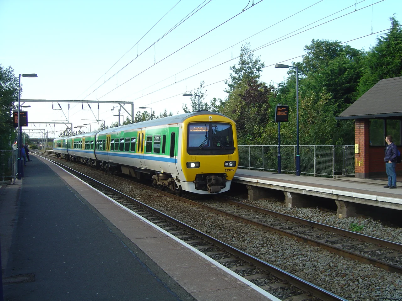 British Rail Class 323 No. 323219 at Aston railway station
Nederlands: Station Aston