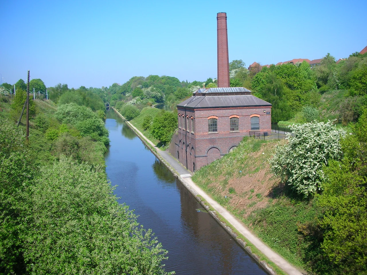Smethwick New Pumping Station, Brasshouse Lane, Smethwick, West Midlands. The building is between the old and new lines of the BCN Main Line near Brasshouse Lane bridge, Smethwick, West Midlands, England. The engine pumped water from the lower canal (Birmingham Level) to the upper (Wolverhampton Level) in order to supply the locks at the Smethwick Summit of the older canal, replacing the original pumping engine on the corner of Rolfe Street and Bridge Street. Photographed by me 2 May 2007.  Oosoom