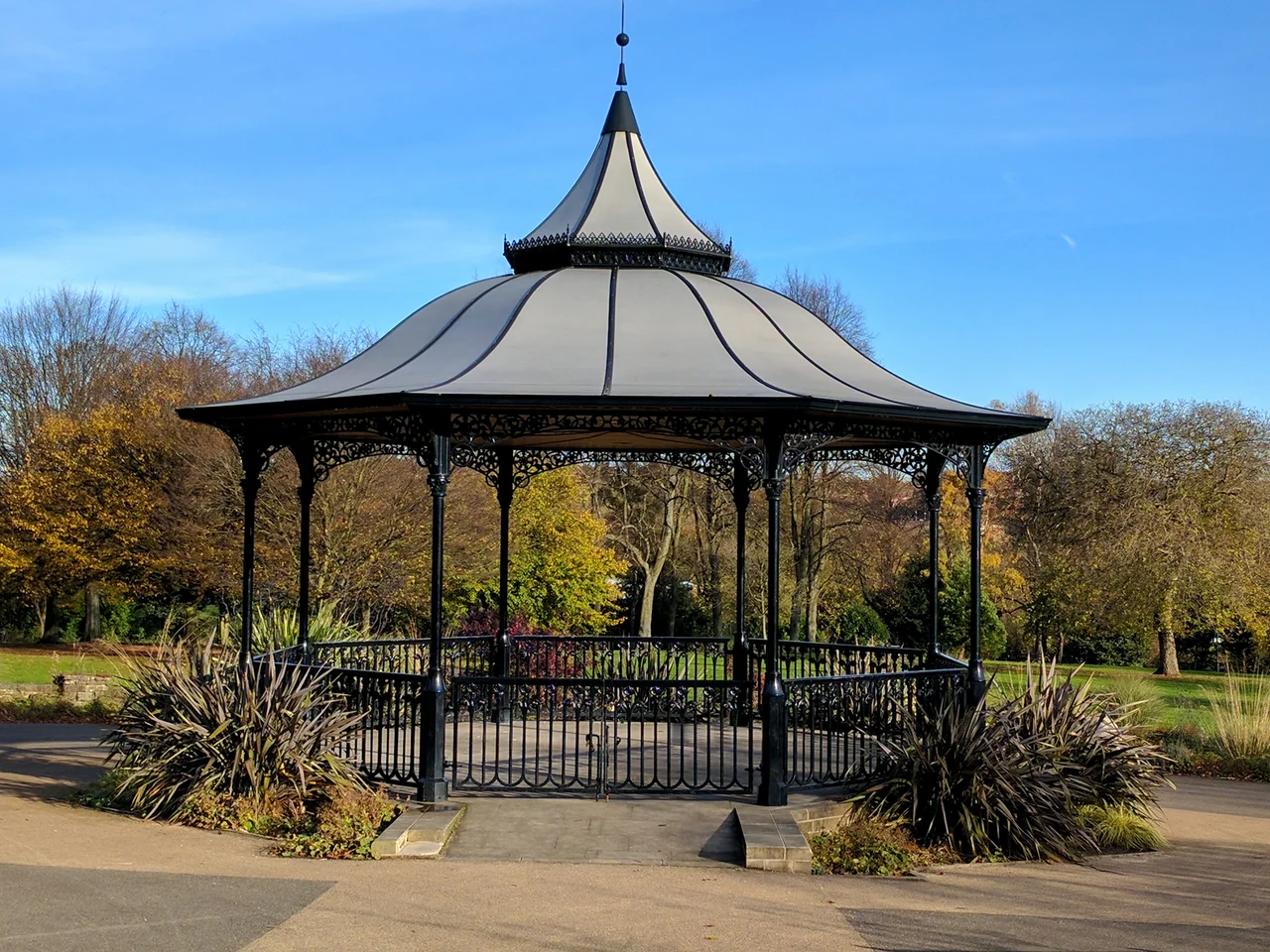 A bright morning for Mansfield's Tuesday market, showing the Bentinck Memorial in the centre of the picture.