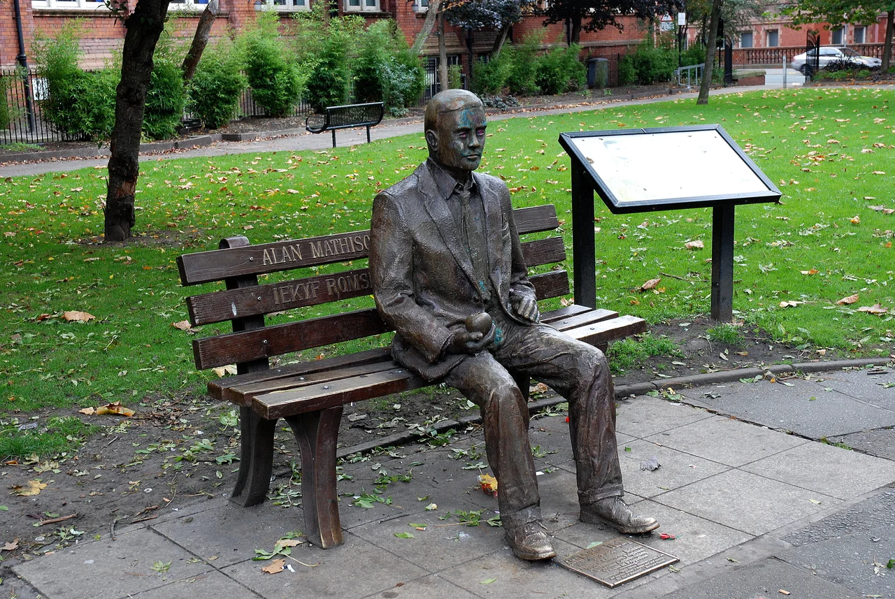 Beeld van Alan Turing in Sacksville Gardens, Manchester, Verenigd Koninkrijk