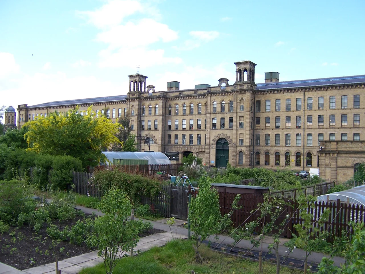 Salts Mill (1853) in Saltaire, West Yorkshire (England)
own work; photo taken on 23 May 2006