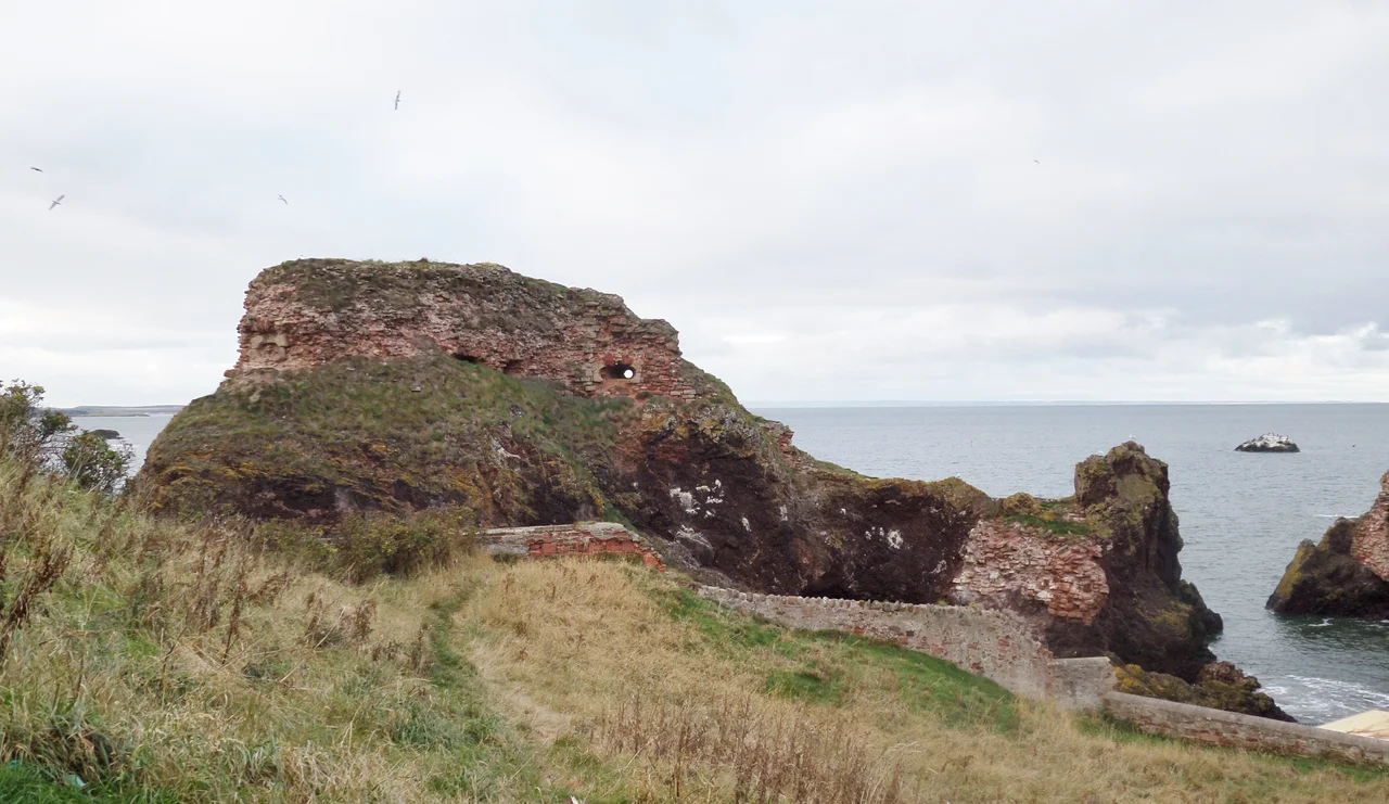 Dunbar harbour and castle, East Lothian, Scotland, in 1987John and Sandy Gray, Dunbar Harbour and Castle, 1987