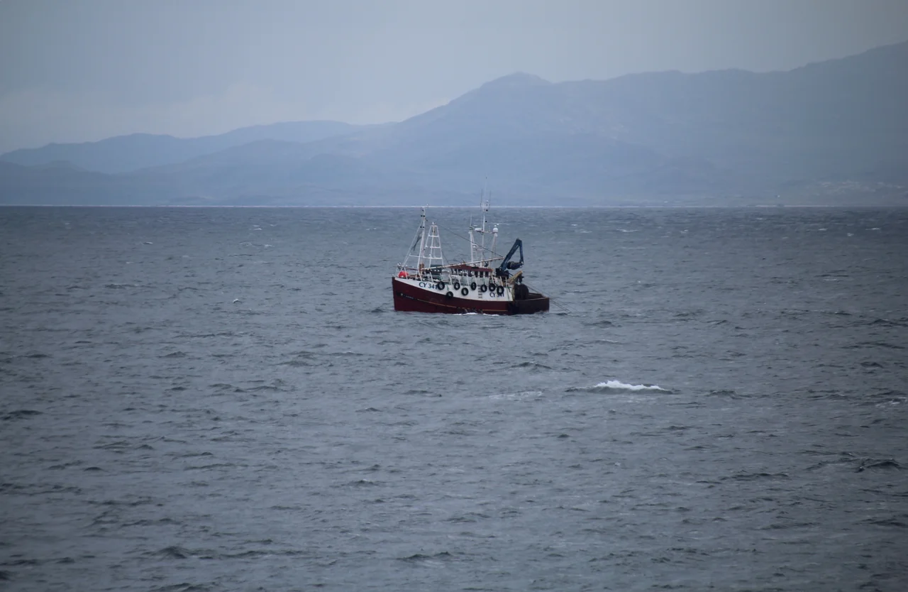 Blick von der Fähre Barra-Oban auf das Boot mit der Kennung CY 341