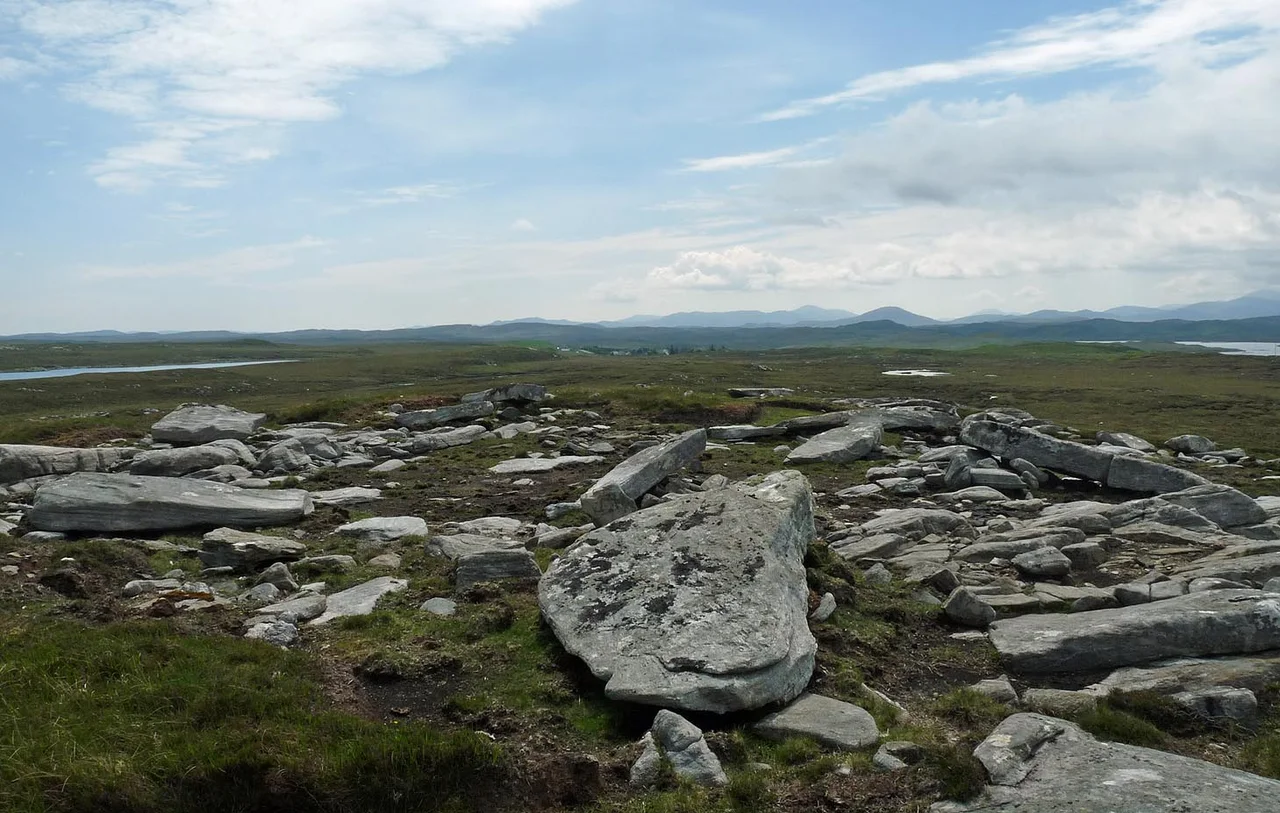 Calanais/Callanish X, Cnoc a' Charnain Mhòr, Isle of Lewis