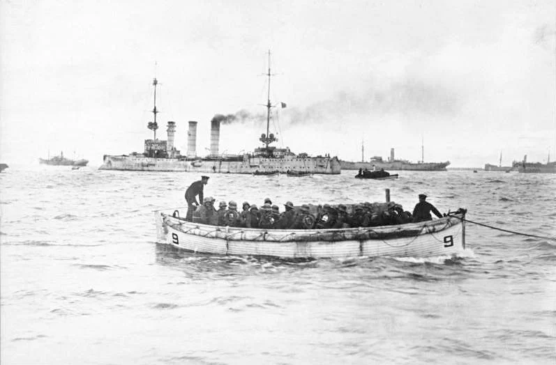 For documentary purposes the German Federal Archive often retained the original image captions, which may be erroneous, biased, obsolete or politically extreme. Zur Besetzung der Insel Ösel. Ausschiffung von Truppen vor Ösel
[12.-20. Oktober 1917]
