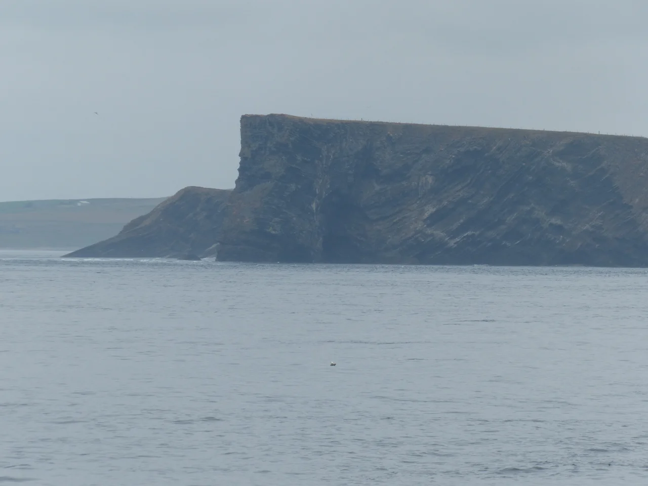 Tumba de la Águilas, enterramiento neolítico. Vista desde el borde del acantilado donde se encuentra.