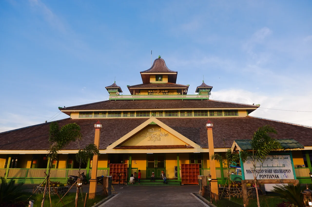 Masjid Jami' Pontianak atau dikenal juga dengan nama Masjid Sultan Syarif Abdurrahman adalah masjid tertua dan terbesar di Kota Pontianak, Provinsi Kalimantan Barat, Indonesia.[1] Masjid ini merupakan satu dari dua bangunan yang menjadi pertanda berdirinya Kota Pontianak pada 1771 Masehi, selain Keraton Kadriyah.