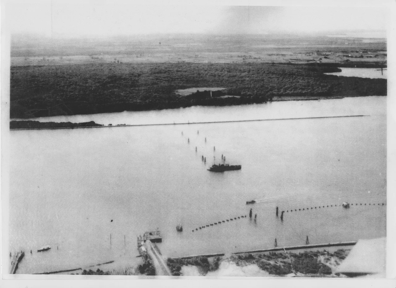 During the Second World War a barrier was erected across the mouth of the Brisbane River at Fort Lytton. HMAS Kinchela was permanently anchored as part of the barrier. The photo was scanned from a print at Fort Lytton Military Museum.