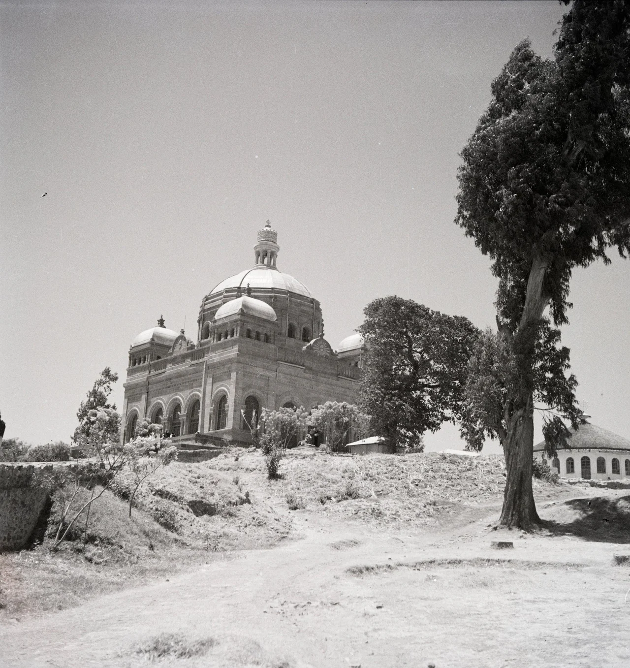 Publiziert in: Mittelholzer, W.: Abessinienflug, 1934, Abb. 86, Bildlegende: Das Mausoleum des grossen Kaisers Menelik I., des Vorgängers des jetzigen Herrschers, auf dem Hügel des Grossen Gibi