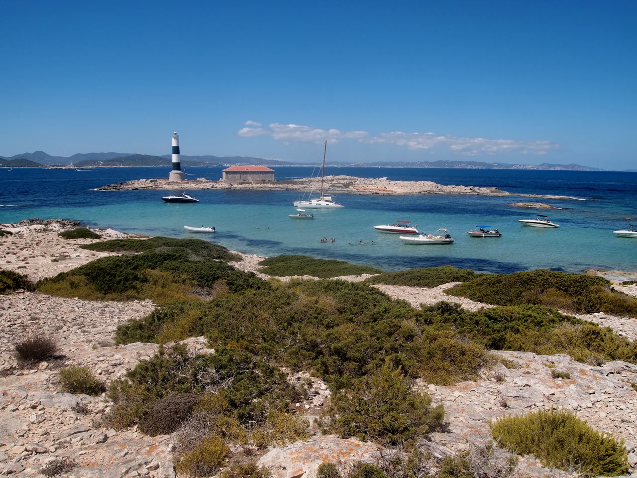 Foto presa aquest estiu per mi des de sa Torreta, Espalmador. A la imatge s'hi veu l'illa des Porcs, el freu des Far, les seques des Porcs, i al fons Eivissa i també l'illa des Penjats delimitant així el freu Gros.