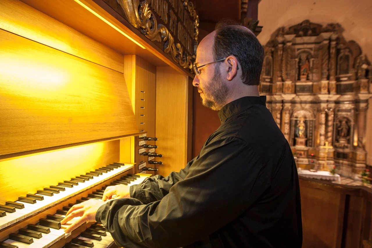 L'organista Miquel Bennàssar tocant l'Orgue de l'Església de Sant Bartomeu (Alaró, Mallorca)