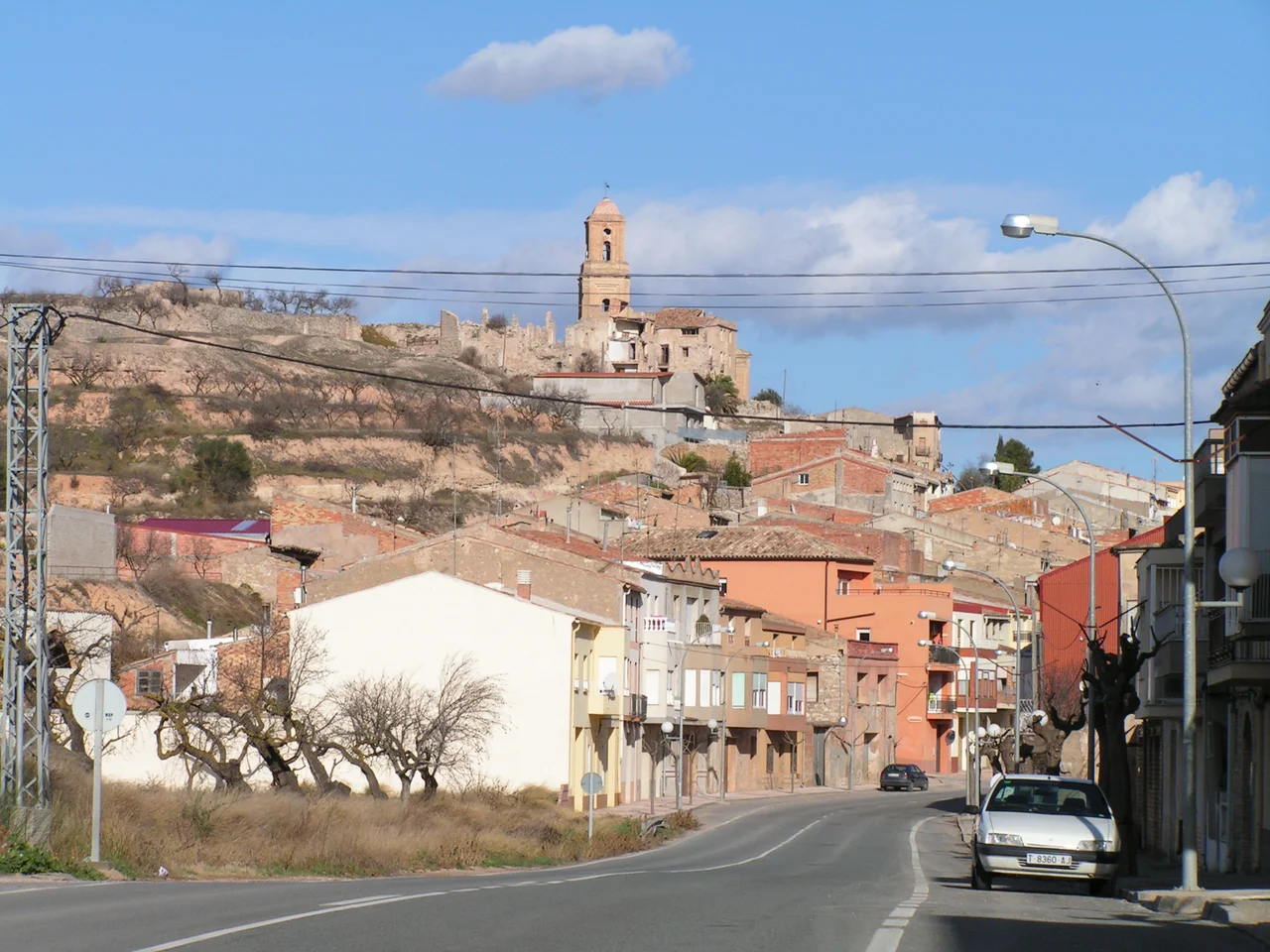 Corbera d'Ebre amb el Poble Vell a dalt