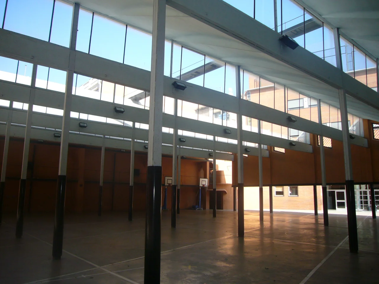 Mañach Workshop, in Barcelona, currently converted into a school. Commissioned by Pere Mañach to the architect Josep Maria Jujol (1916). View from below.