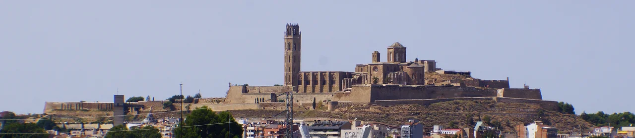 Panorama Ost-Ansicht Seu Vella, alte ehemalige gotisch-romanische Kathedrale, erbaut als Bischofssitz und Ensemble mit Befstigungen und diversen Erweiterungen von 1286 bis 1431, umgebaut ab 1707 zu einer militärischen Festungs- und Kasernenanlage auf dem Hügel Turó de la Seu Vella innerhalb der Stadt Lleida (Lérida) in Spanien Foto 2017 Wolfgang Pehlemann DSC06840