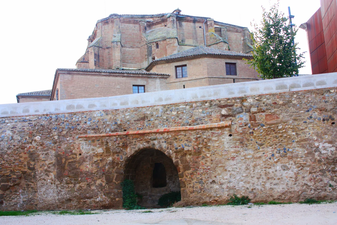 Muralla del palacio del obispo en Barbastro