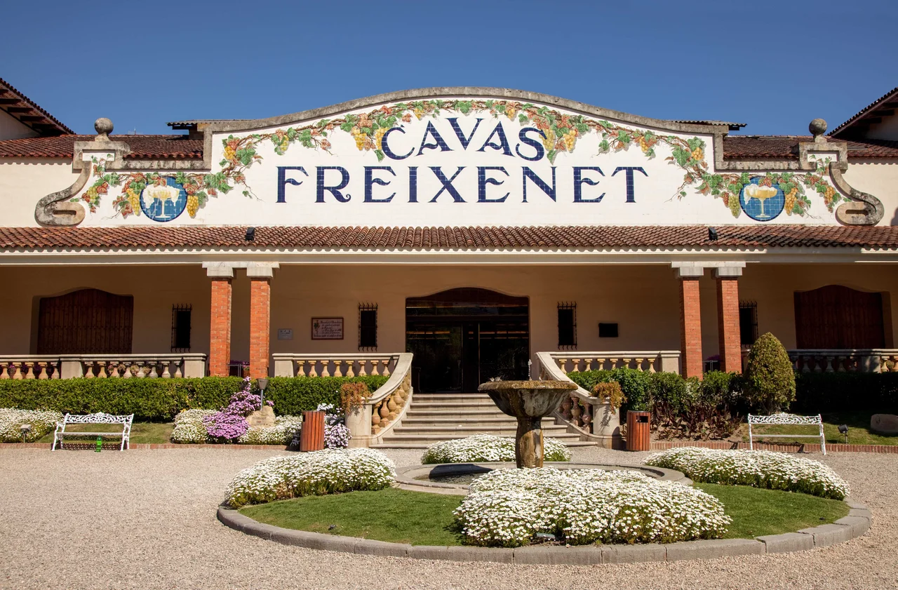 Fachada de las cavas de Freixenet, encuadre frontal
