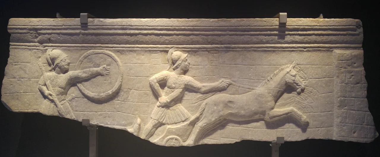 Sarcophagus fragment of Achilles dragging Hector around the walls of Troy / Troja (Marble, Episkopal Palace, 138 A.D., Archaeological Museum of Tegea, 2017, exhibit 3)