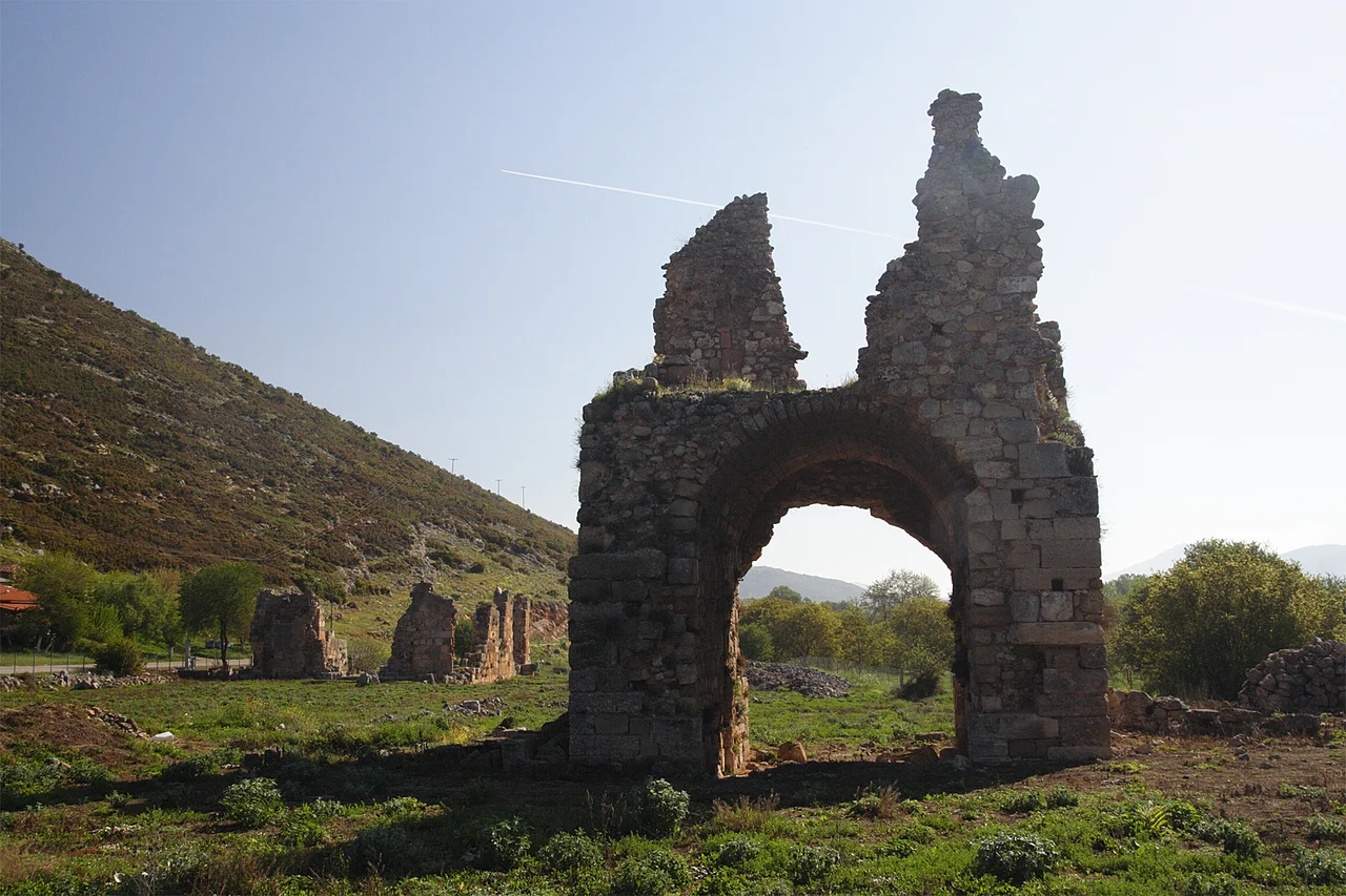 Kloster Zaraka, am See von Stymfalia, Peloponnes, Griechenland
Als fränkisches Zisterzienser Kloster von ca. 1225 - 1280 geführt.
Zaraka, Frankish-Cistercian monastery at lake Stymfalia, Peloponnese, Greece.
Run as a monastery ca. 1225 - 1280.
left/links: Mount Ziria 2374m; right/rechts lake/See Stymfalia