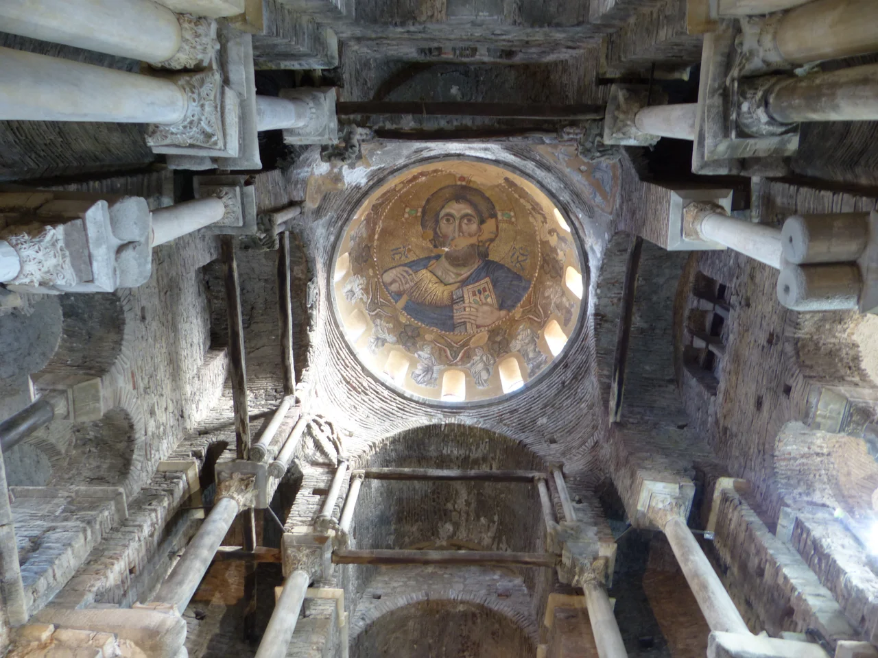 Coupole et Pantocrator de l'église Panaghia Parigoritissa à Arta (Épire)