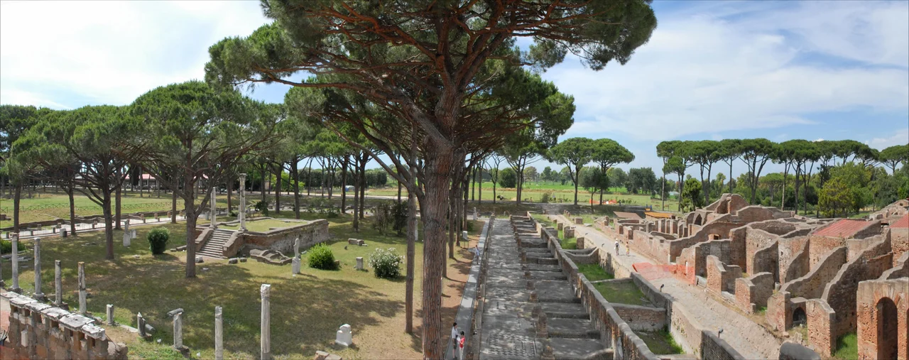 Panoramic place of corporations taken from the top of the theater
The place of the corporations, located near the theater, was surrounded by a portico under which were 70 offices of the companies (shipowners, traders) which did business in Ostia. Mosaics placed in front of each desk served as signs (1st century).
In the center of the square was a temple attributed to Ceres, goddess of agriculture and harvest.