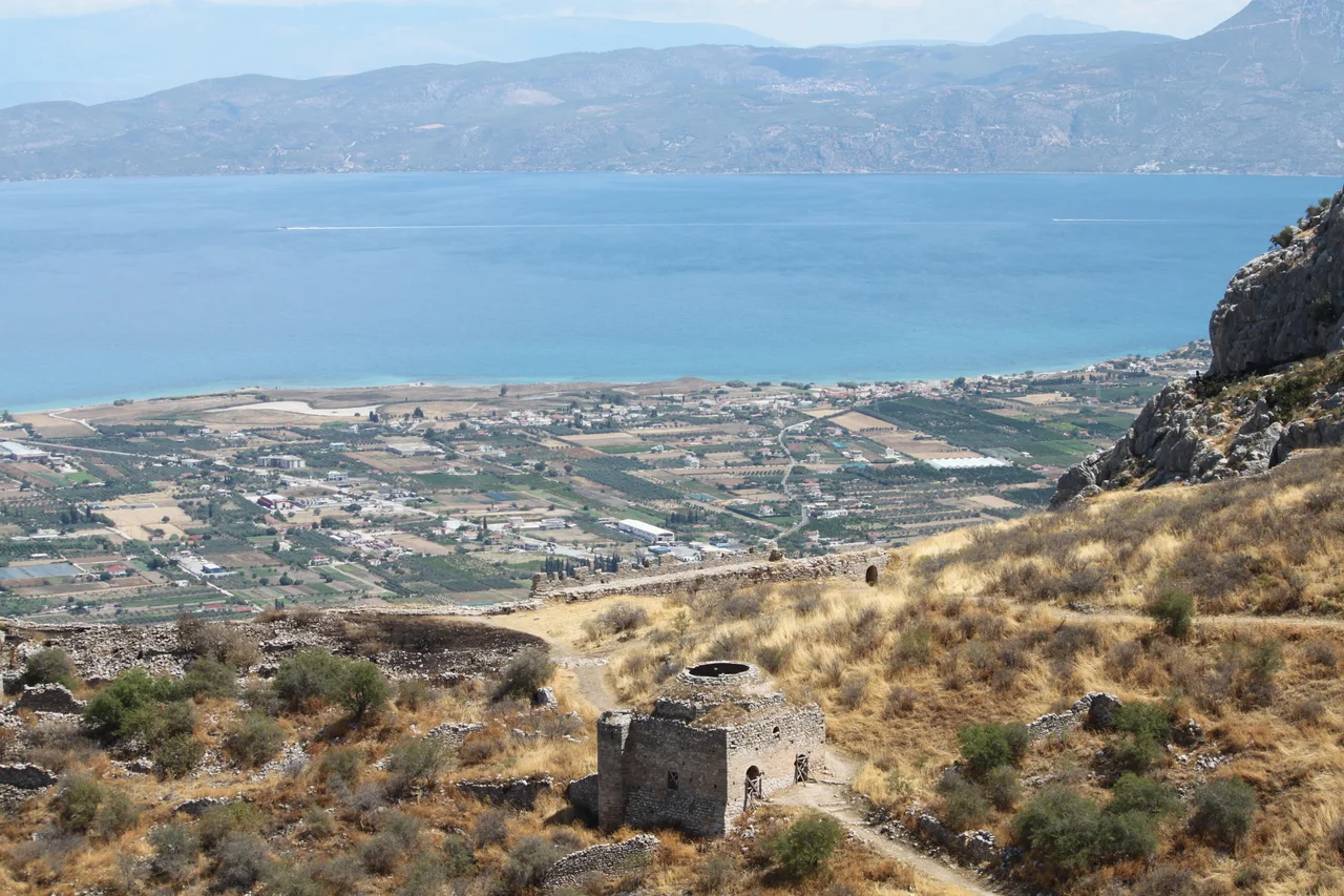 Mosquée Ahmed III à Acrocorinthe et vue sur le golfe de Corinthe en contrebas.