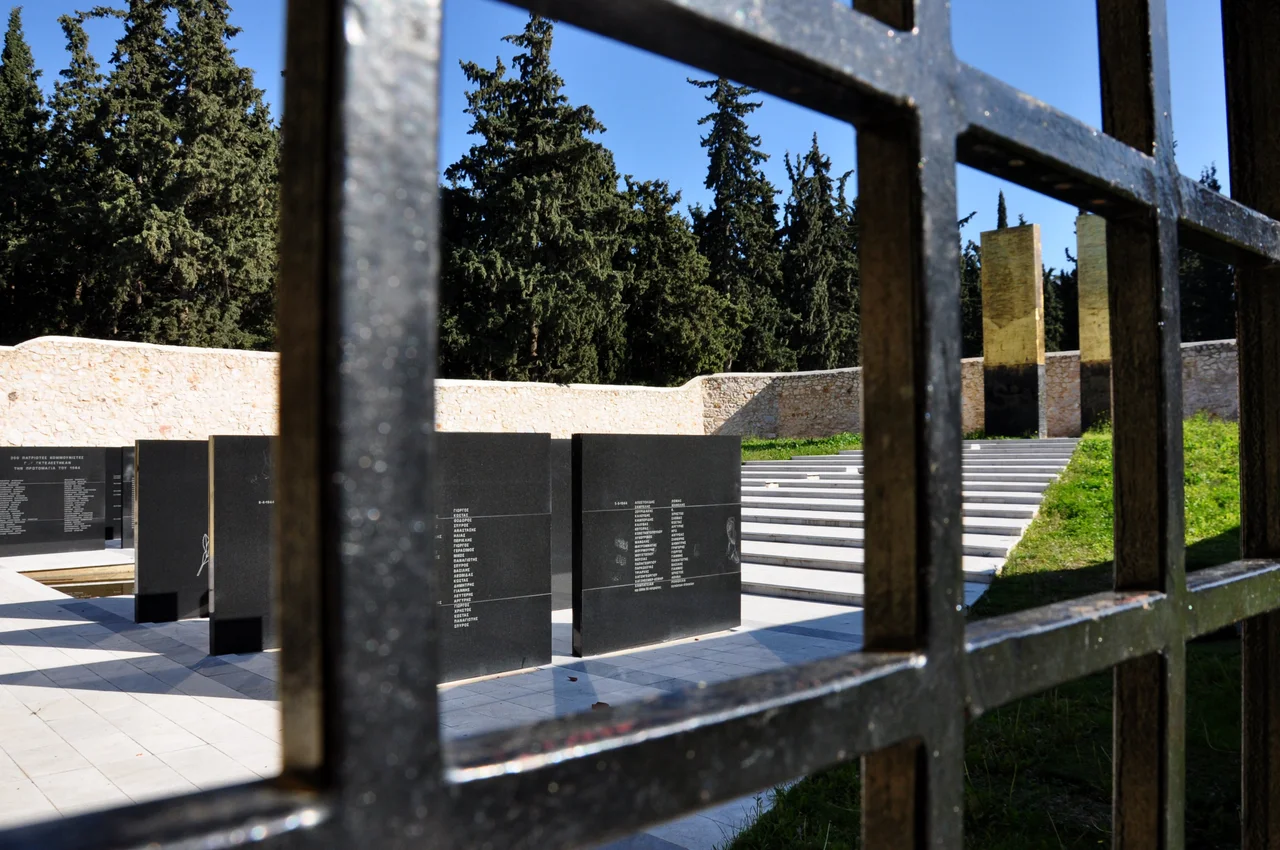 Kesariani, Ateny, Grecja. Teren byłej strzelnicy wojskowej (jedna z kilku, sąsiadujących ze sobą), miejsce straceń greckich patriotów, w trakcie II wojny światowej. Prawdopodobnie to tu rozstrzelano m.in. Jurka Szajnowicza-Iwanowa, wybitnego sportowca, greckiego i polskiego, następnie organizatora ruchu oporu w Grecji, bohatera obu narodów. Niestety, widoczne na fotografii starannie wykonane tablice, dotyczą znacznie późniejszej egzekucji i jedynie jednej z grup patriotów, tu poległych