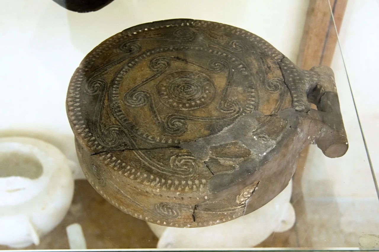 Clay Cycladic "frying-pan", "not the female" type. Early cycladic II period, 2800-2700 BC, Kampos Phase. Archaeological Museum of Paros.