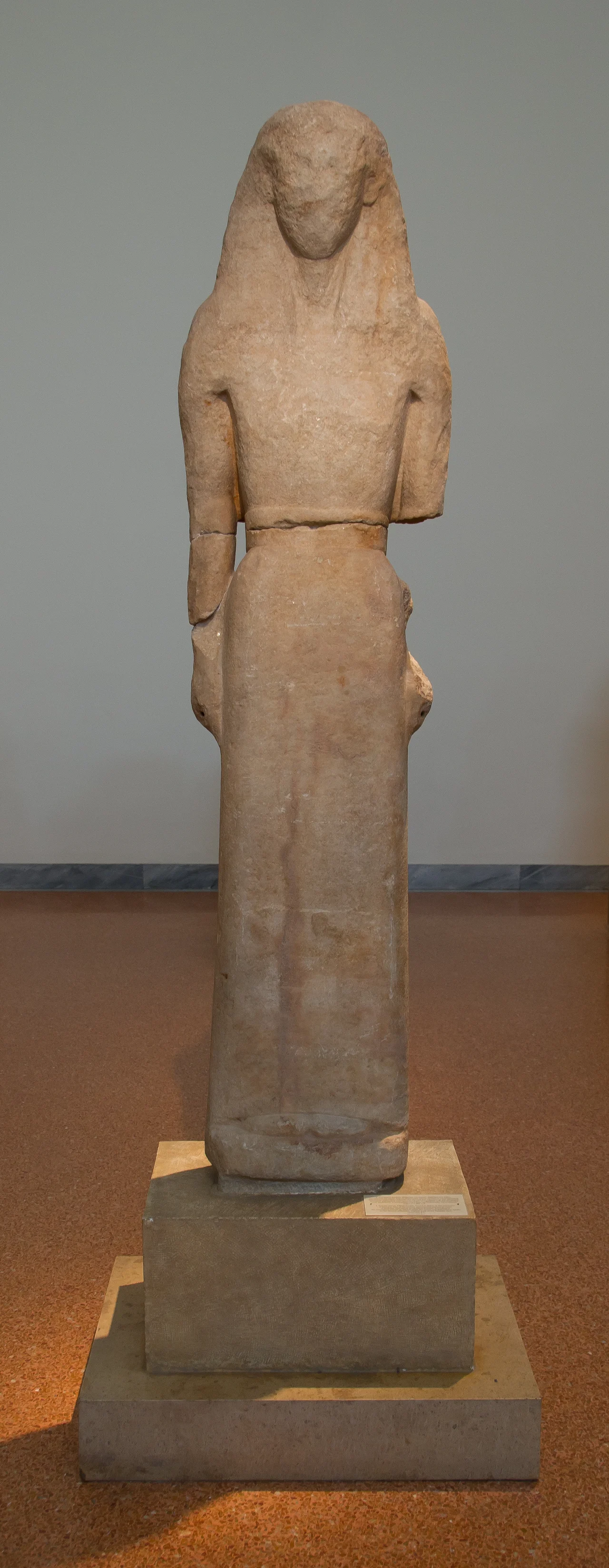 Female statue. Island marble. Found in Delos, in a sanctuary of Artemis. One of the earliest monumental statues in stone, it probably represents the goddess Artemis. To the left thigh of the statue is an inscription, dedication to Apollo by the Naxian Nikandre. Daedalic style. Ca.650 BCE. N°1
