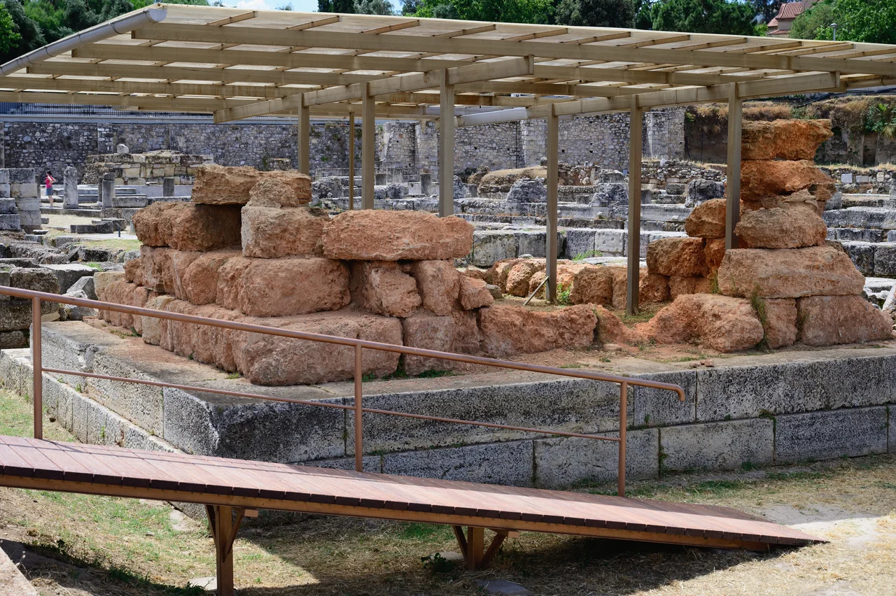 Temple of Hephaistos 3-2004 2.JPG