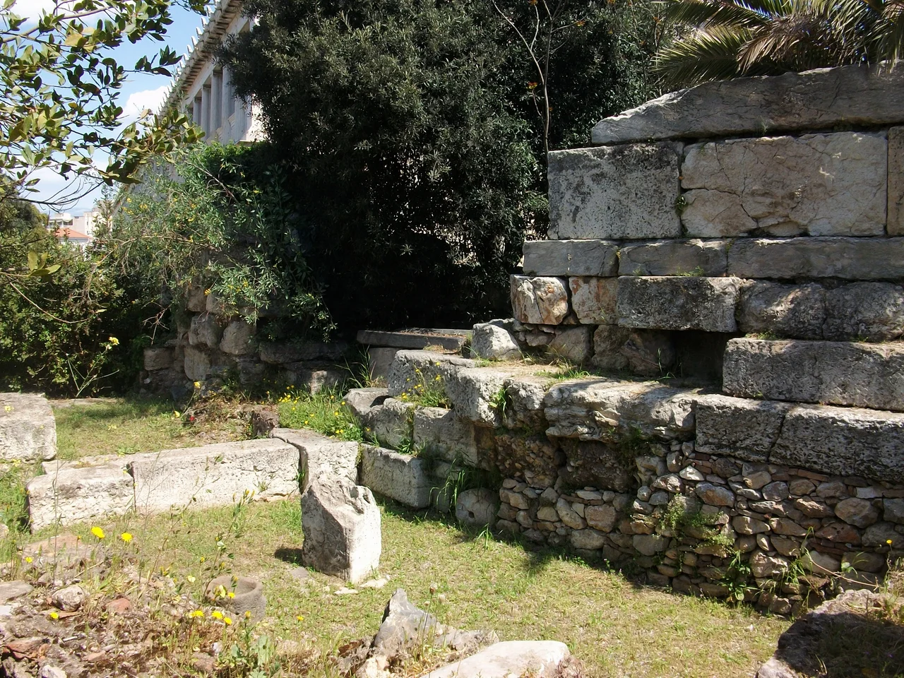 Restes d'edifici a l'Àgora d'Atenes.