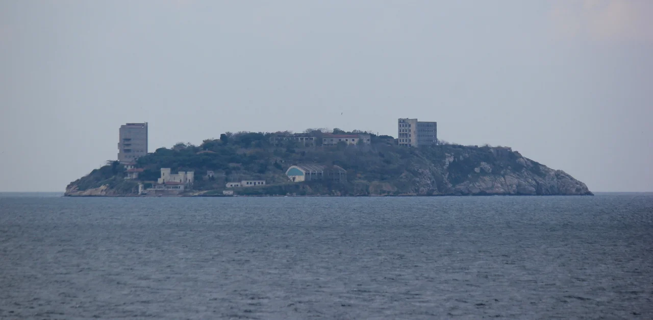 Ostansicht der Insel Yassıada im Marmarameer vor Istanbul.