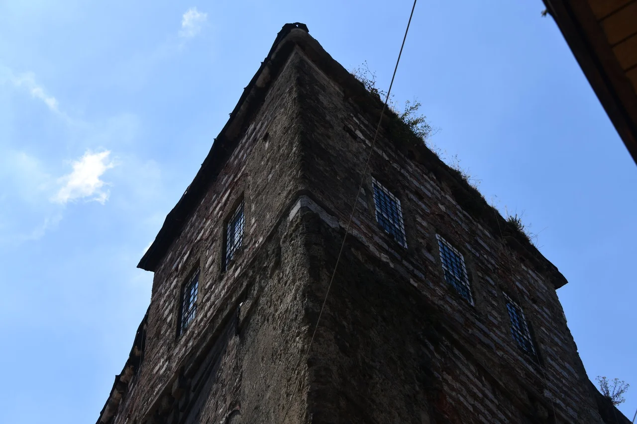Büyük Valide Han street facade