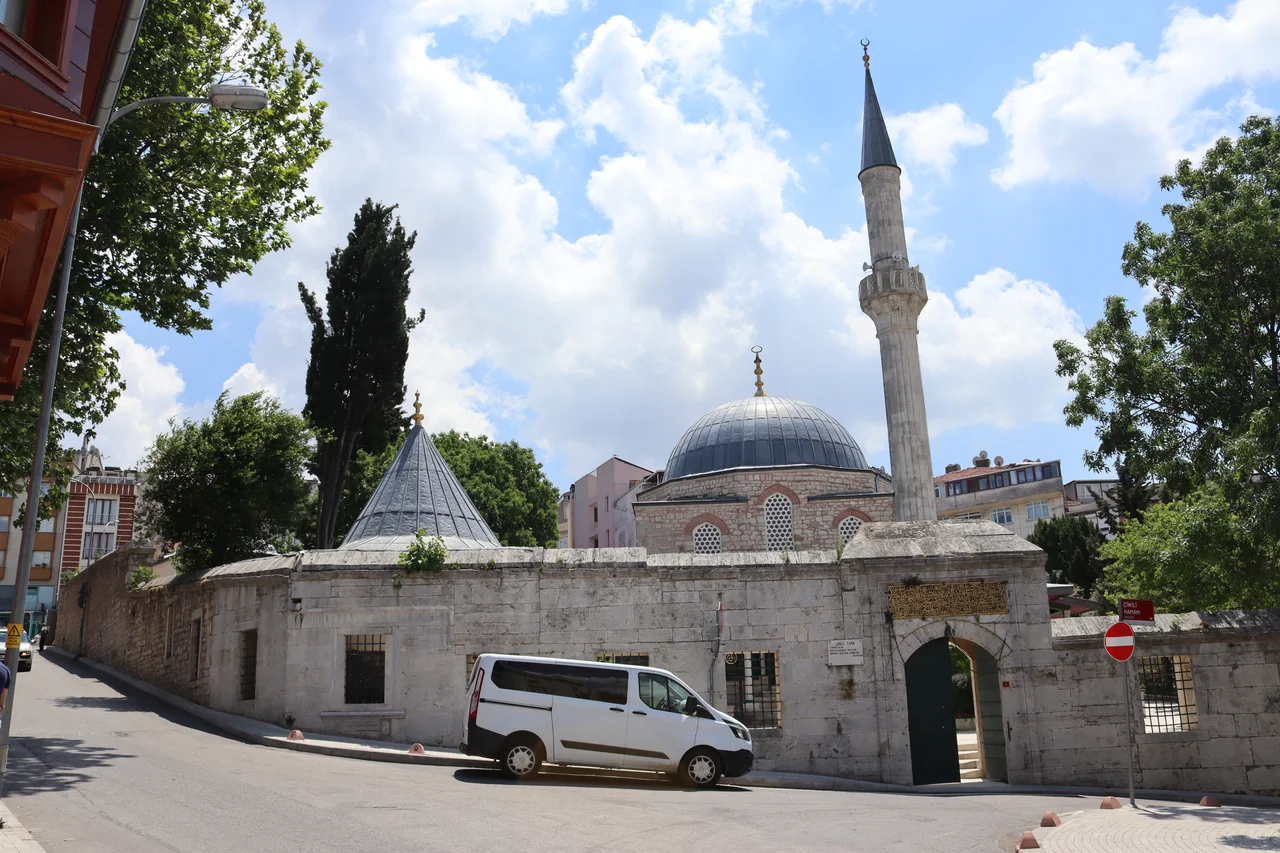 Main entrance to Çinili Mosque courtyard