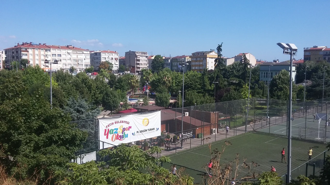 Günümüzde park ve sosyal etkinlikler alanı olarak kullanılan ve halk arasında Altımermer Çukurbostanı olarak bilinen Hagios Mokios Sarnıcı'nın bulunduğu bölge.