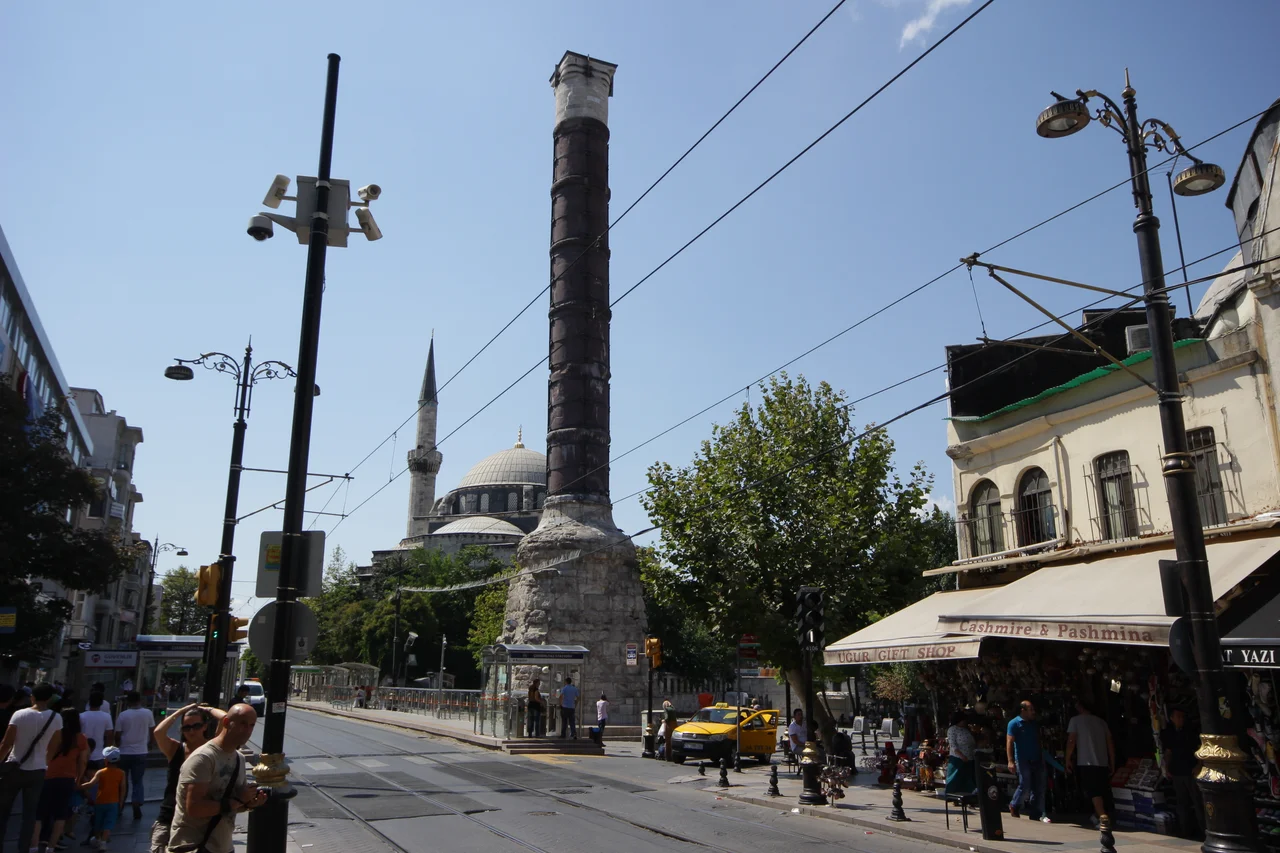 Reconstruction of the Constantine column in Constantinople with the emperor's statue. By Gurlitt 1912.