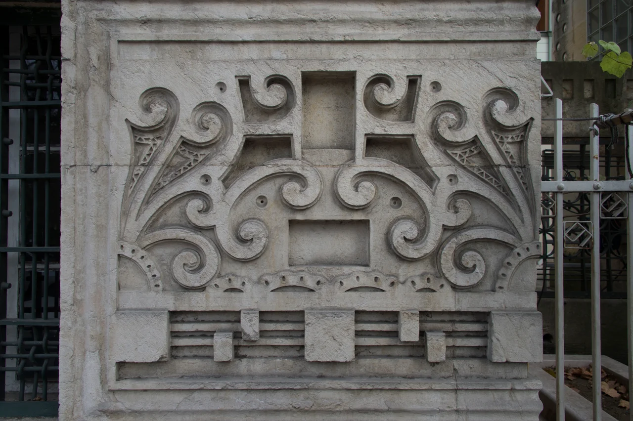 This is an a-typical mosque in its architecture, and particularly the adjacent türbe (tomb) for a famous Tripolitanian Sheikh Azfir, member of the Shazeli dervishes, is a wonderful building. Next to it is a library that could not be visited, but the türbe turned out to be opened. The tomb is by architect D’Aronco.
The mosque itself is actually part of a tekke, the Ertuğrul Tekkesi.