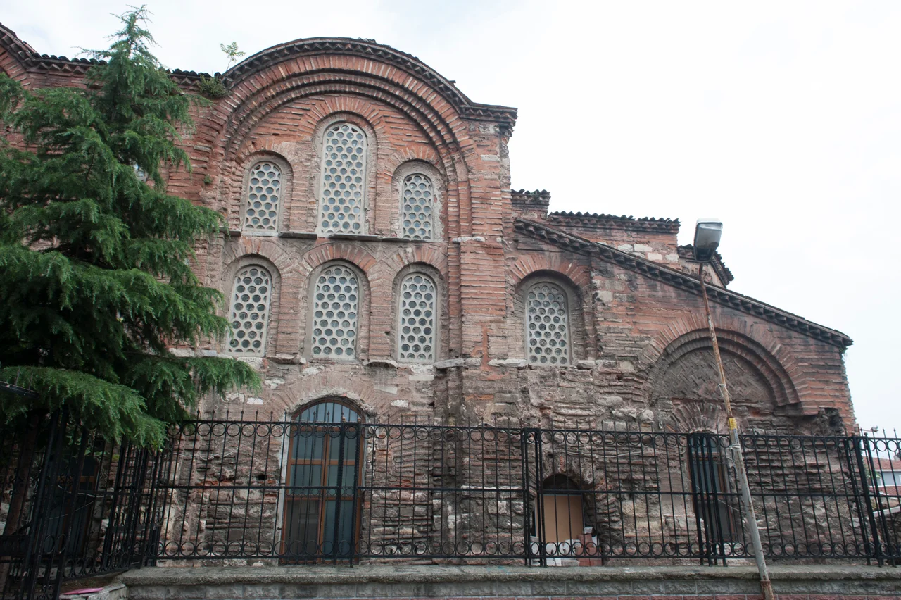 The Eski Imaret Mosque, which is the former Church of St. Saviour Pantepoptes, Christ the all-seeing. It was founded in 1085-90 by the Empress Anna Delassena, mother of Emperor Alexius Comnenus, founder of the Comneni dynasty, which was to reign Byzantium in the 11-12th centuries. Anna ruled as Co-Emperor with her son for nearly 20 years and had a great influence. In 1100 she retired to the convent of the Pantepoptes, where she died in 1105 and was buried in the church she founded.
I quote from the Strolling through Istanbul guide, which continues describing the “sad state of dilapidation” of the church, now mosque. Or rather: it mentions this is now a Koran School. And that is why this gallery is curious: when I visited with Byzantine specialist Raffaele D’Amato we were first forbidden to take pictures, because the Koran School was running. The central space was filled with groups of children who were memorizing the Koran, and it was forbidden to take pictures. After some negotiating we were allowed to take pictures of the building elements, and for Raffaele this was the main point, because much of the interior had been changed in Turkish times, but things like doorframes and decorations were still obviously Byzantine.