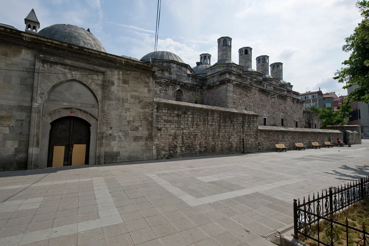 Across a street from the mosque there are the other buildings of the complex. These are the kitchens of the imaret (soup kitchens) with enormous chimneys (to the right). To the left the domes of the hospital.