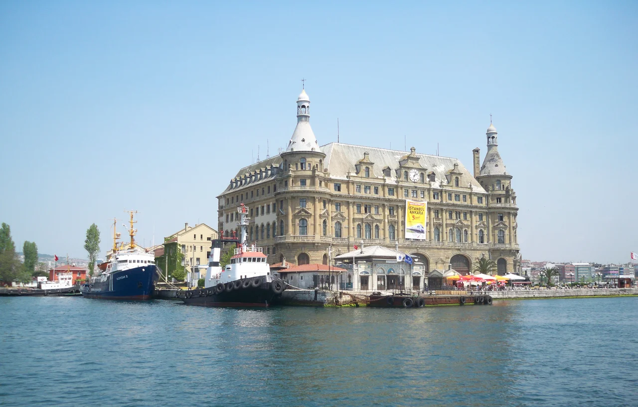 Picture of Haydarpaşa Train Station From Sea
