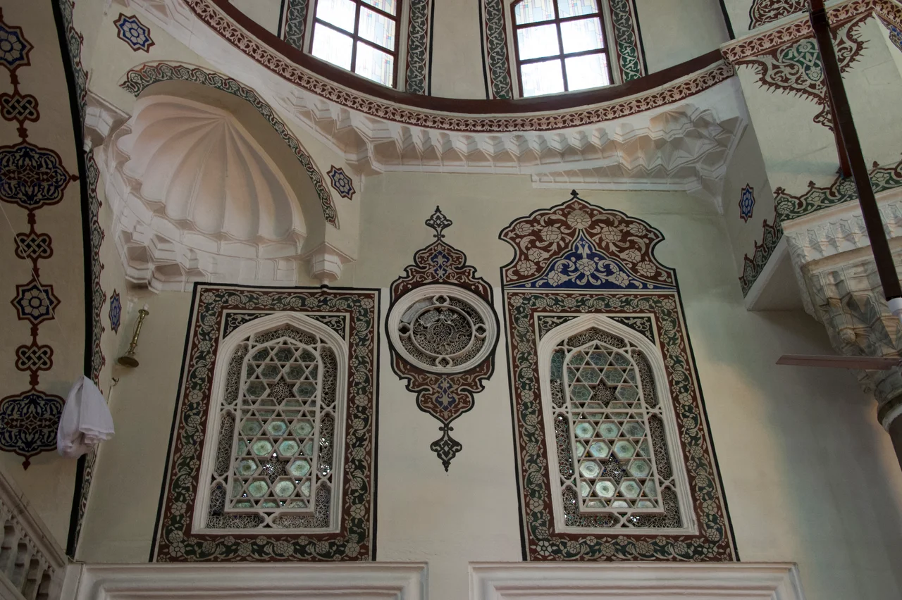 [The mosque] It was commissioned by Kara Ahmet Paşa (‘Black Ahmet’), a Grand Vizir (and brother-in-law) of Süleyman the Magnificent. He was married to Fatma Sultan, a daughter of Süleyman’s father Selim I.
The building works started in 1555 (shortly before Ahmet Paşa died), and finished three years later under supervision of Rüstem Paşa, another Grand Vizier (and a son-in-law) of sultan Süleyman.
The courtyard north of the mosque has a large şadırvan (fountain for ritual ablutions) in its center; it is surrounded by a medrese, with cells for the students and a dershane (main classroom). The türbe (mausoleum) of Kara Ahmet Paşa (built 1558) stands next to the mosque.

Info from J.M.Criel, Antwerpen. Sources: ‘Türkiye Tarihi Yerler Kılavuzu’ – M.Orhan Bayrak, Inkılâp Kitabevi, Istanbul, 1994