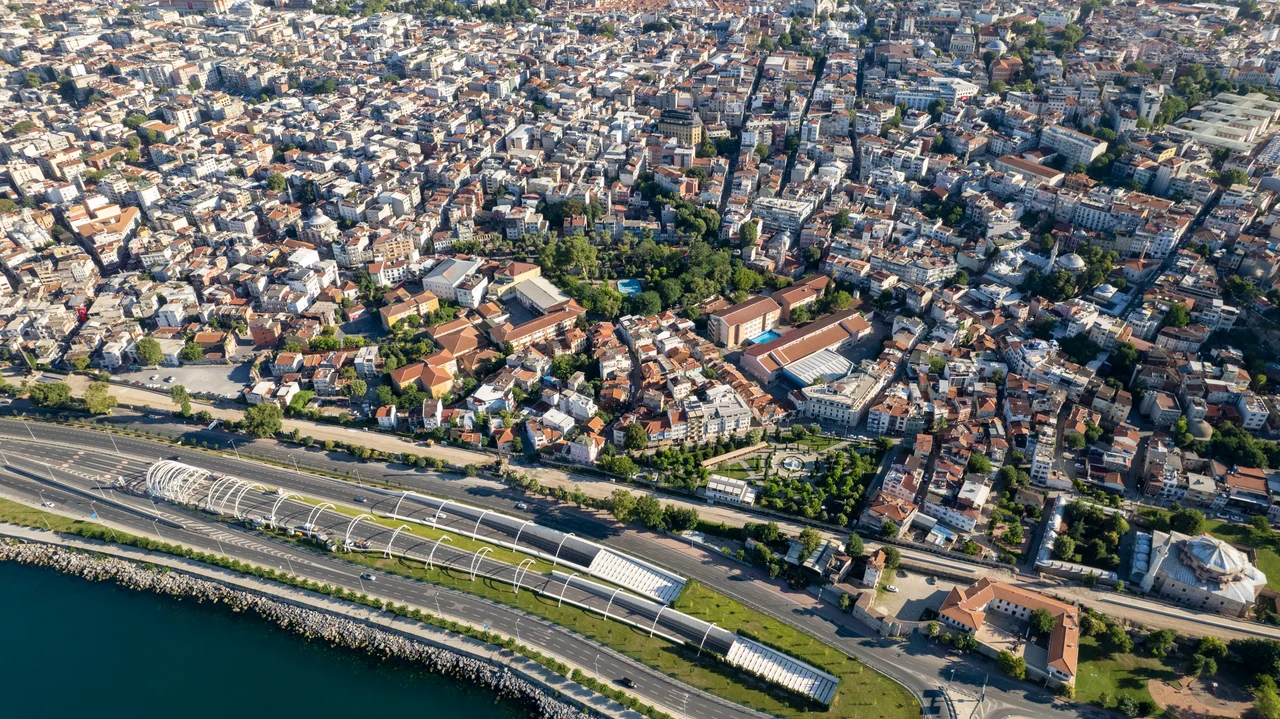 The oval shape of the street and park is visible in this photo.