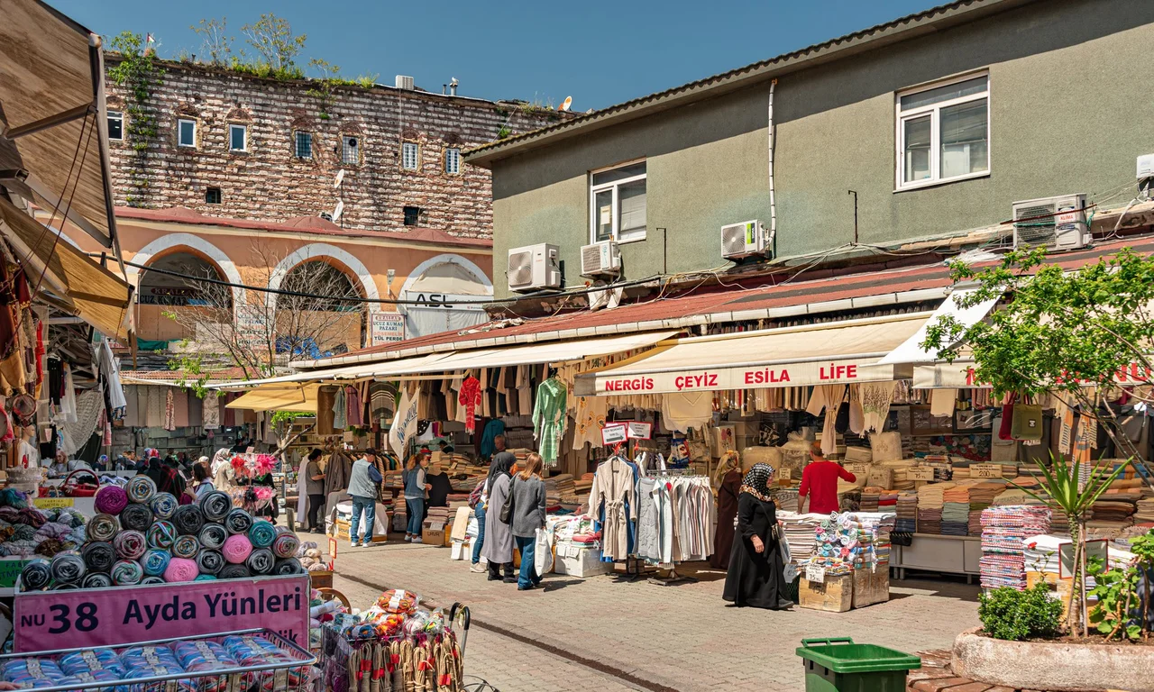Kürkçü Han‎ courtyard; the tall stone building in the background is the exterior wall of the Büyük Yeni Han